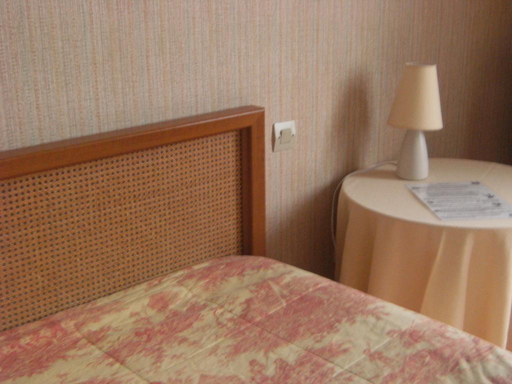 Le Soleil D'Or Hotel Vimoutiers Стая снимка