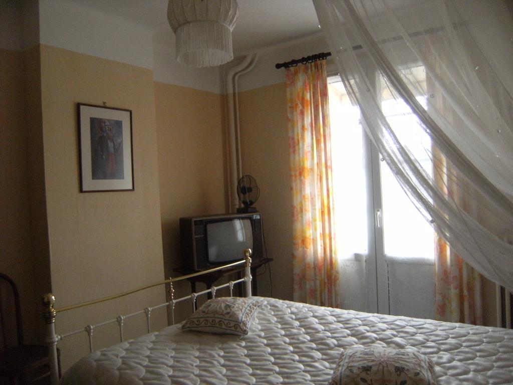 Le Soleil D'Or Hotel Vimoutiers Стая снимка